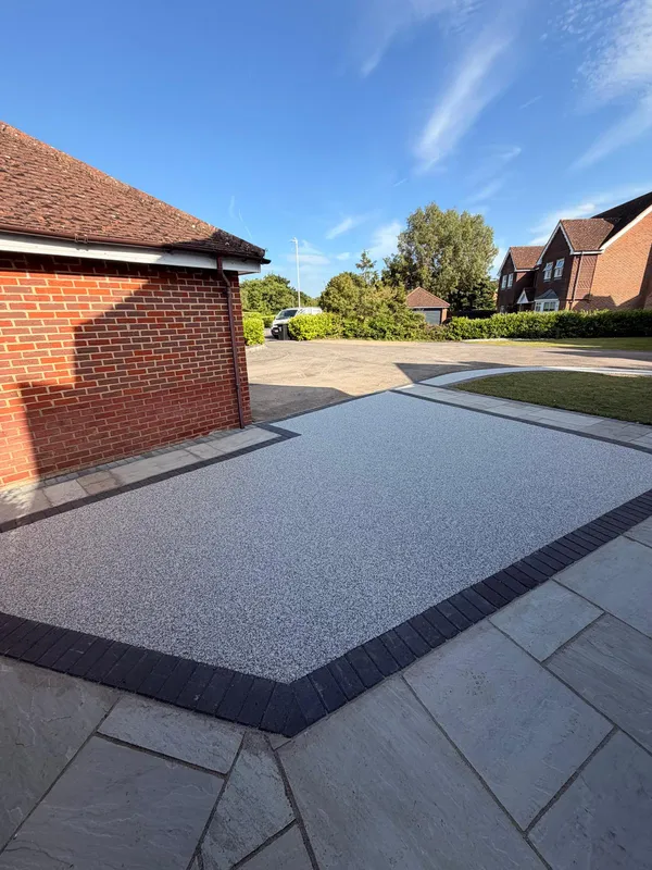 Resin bound driveway framed by a dark porcelain slab border, Kent